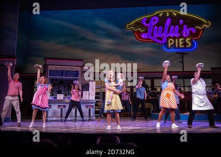 Il cast durante una chiamata media per il nuovo musical del West End 'Waitress' all'Adelphi Theatre, nello Strand, nel centro di Londra. Data immagine: Giovedì 7 febbraio 2019. Il credito fotografico dovrebbe essere: Matt Crossick/ EMPICS Entertainment. Foto Stock