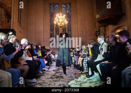 Modelli sulla passerella durante la sfilata di moda Ryan lo, tenutasi alla Dutch Hall, nell'ambito della London Fashion Week A/W 2019. Data immagine: Venerdì 15 febbraio 2018. Il credito fotografico dovrebbe essere: Matt Crossick/Empics Foto Stock