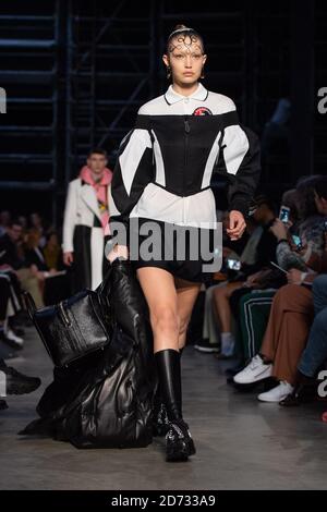 Gigi Hadid sulla passerella durante la sfilata di moda Burberry, tenuta a Tate Modern, come parte della London Fashion Week A/W 2019. Data immagine: Domenica 17 febbraio 2018. Il credito fotografico dovrebbe essere: Matt Crossick/Empics Foto Stock