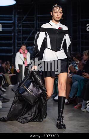 Gigi Hadid sulla passerella durante la sfilata di moda Burberry, tenuta a Tate Modern, come parte della London Fashion Week A/W 2019. Data immagine: Domenica 17 febbraio 2018. Il credito fotografico dovrebbe essere: Matt Crossick/Empics Foto Stock