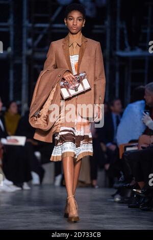 Modelli sulla passerella durante la sfilata di moda Burberry, tenuta al Tate Modern, come parte della London Fashion Week A/W 2019. Data immagine: Domenica 17 febbraio 2018. Il credito fotografico dovrebbe essere: Matt Crossick/Empics Foto Stock