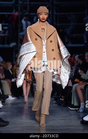 Modelli sulla passerella durante la sfilata di moda Burberry, tenuta al Tate Modern, come parte della London Fashion Week A/W 2019. Data immagine: Domenica 17 febbraio 2018. Il credito fotografico dovrebbe essere: Matt Crossick/Empics Foto Stock