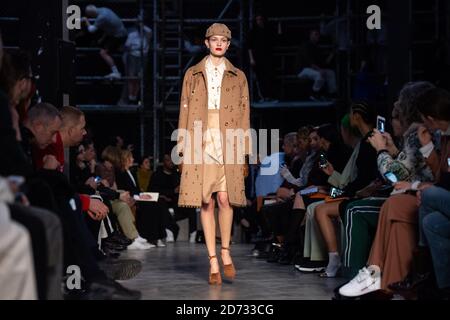 Modelli sulla passerella durante la sfilata di moda Burberry, tenuta al Tate Modern, come parte della London Fashion Week A/W 2019. Data immagine: Domenica 17 febbraio 2018. Il credito fotografico dovrebbe essere: Matt Crossick/Empics Foto Stock