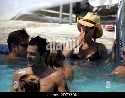 Nick Lachey e Jessica Simpson con Johnny Knoxville a bordo piscina a Miami Beach durante il fine settimana MTV Miami Beach 8/28/04 [[rac]] Foto Stock