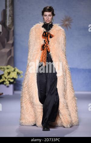 Modelli sulla passerella durante la sfilata Shrimps, tenuta all'Ambika P3 nell'ambito della London Fashion Week A/W 2019. Data immagine: Martedì 19 febbraio 2018. Il credito fotografico dovrebbe essere: Matt Crossick/Empics Foto Stock