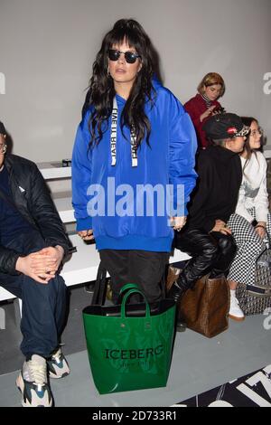 Lily Allen in prima fila durante la sfilata di moda Izzue, tenuta presso la sede del BFC nell'ambito della London Fashion Week A/W 2019. Data immagine: Martedì 19 febbraio 2018. Il credito fotografico dovrebbe essere: Matt Crossick/Empics Foto Stock