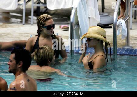 Nick Lachey e Jessica Simpson con Johnny Knoxville a bordo piscina a Miami Beach durante il fine settimana MTV Miami Beach 8/28/04 [[rac]] Foto Stock