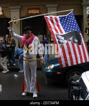 Il fan gallese di Elvis Max Mason era nel paradiso del rock'n'roll quando si unì a un gruppo di 50 @ di Lookalikes Elvis ricordando 'il re' in una marcia al Mardi Gras di New Orleans. 3/2/03 [[tag]] Foto Stock