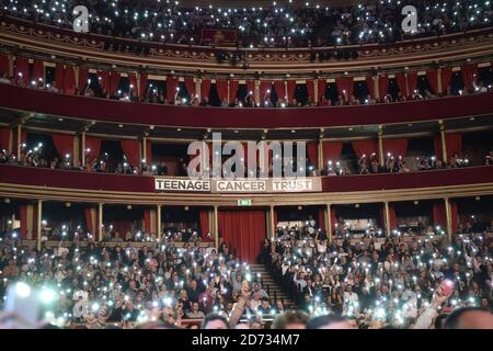 Il pubblico durante la serata della commedia Teenage Cancer Trust, presso la Royal Albert Hall di Londra. Data immagine: Mercoledì 27 marzo 2019. Il credito fotografico dovrebbe essere: Matt Crossick/Empics Foto Stock