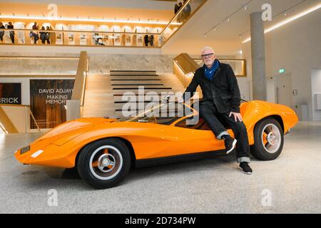 Malcolm McDowell ha raffigurato con l'auto Probe 16 del film A Clockwork Orange, al Design Museum di Kensington, Londra. La vettura è in mostra come parte di Stanley Kubrick: The Exhibition, dal 26 aprile al 15 settembre 2019. Data immagine: Giovedì 4 aprile 2019. Il credito fotografico dovrebbe essere: Matt Crossick/Empics Foto Stock