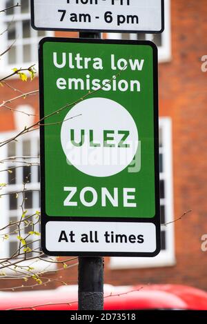 Cartelli sulla Euston Road nel centro di Londra, che pubblicizzano la nuova Ultra Low Emissions zone, entrata in vigore questa settimana nel tentativo di ridurre l'inquinamento della città. Data immagine: Venerdì 12 aprile 2019. Il credito fotografico dovrebbe essere: Matt Crossick/Empics Foto Stock