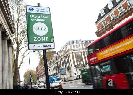 Cartelli sulla Euston Road nel centro di Londra, che pubblicizzano la nuova Ultra Low Emissions zone, entrata in vigore questa settimana nel tentativo di ridurre l'inquinamento della città. Data immagine: Venerdì 12 aprile 2019. Il credito fotografico dovrebbe essere: Matt Crossick/Empics Foto Stock