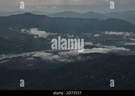 Vista dall'alto a Doi Pha Tang nella provincia di Chiangrai, Thailandia. Foto Stock