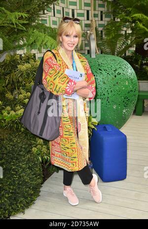 Joanna Lumley al RHS Chelsea Flower Show al Royal Hospital Chelsea, Londra. Il credito fotografico dovrebbe essere: Matt Crossick/EMPICS Foto Stock