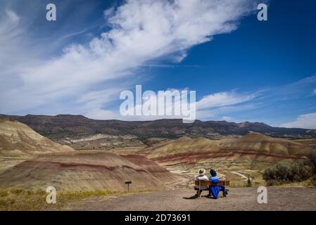 The Painted Hills, un sito geologico nella contea di Wheeler, Oregon, che è una delle tre unità del John Day Fossil Beds National Monument Foto Stock