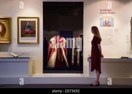 La Queen Victoria's Coronation Supertunica, presso il Queen Victoria's Palace, una mostra speciale di oggetti della Royal Collection a Buckingham Palace, Londra. Data immagine: Mercoledì 17 luglio 2019. Il credito fotografico dovrebbe essere: Matt Crossick/Empics Foto Stock