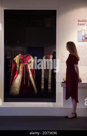 La Queen Victoria's Coronation Supertunica, presso il Queen Victoria's Palace, una mostra speciale di oggetti della Royal Collection a Buckingham Palace, Londra. Data immagine: Mercoledì 17 luglio 2019. Il credito fotografico dovrebbe essere: Matt Crossick/Empics Foto Stock