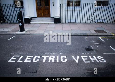 Vista generale di un parcheggio elettrico e della baia di ricarica, a Westminster, Londra. Data immagine: Mercoledì 21 agosto 2019. Il credito fotografico dovrebbe essere: Matt Crossick/Empics Foto Stock