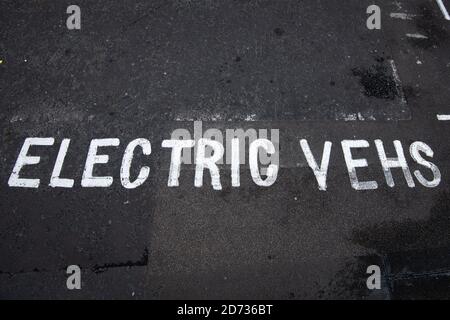 Vista generale di un parcheggio elettrico e della baia di ricarica, a Westminster, Londra. Data immagine: Mercoledì 21 agosto 2019. Il credito fotografico dovrebbe essere: Matt Crossick/Empics Foto Stock