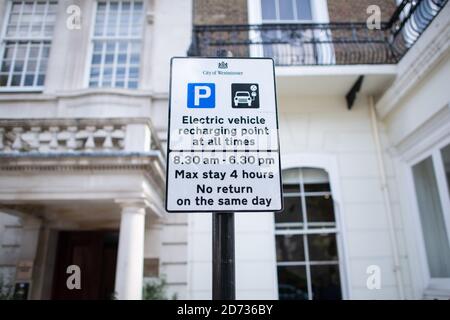 Vista generale di un parcheggio elettrico e della baia di ricarica, a Westminster, Londra. Data immagine: Mercoledì 21 agosto 2019. Il credito fotografico dovrebbe essere: Matt Crossick/Empics Foto Stock