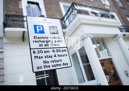 Vista generale di un parcheggio elettrico e della baia di ricarica, a Westminster, Londra. Data immagine: Mercoledì 21 agosto 2019. Il credito fotografico dovrebbe essere: Matt Crossick/Empics Foto Stock