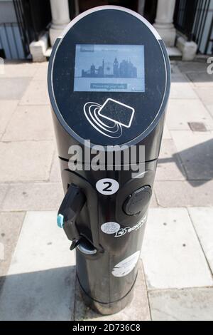 Vista generale di un parcheggio elettrico e della baia di ricarica, a Westminster, Londra. Data immagine: Mercoledì 21 agosto 2019. Il credito fotografico dovrebbe essere: Matt Crossick/Empics Foto Stock