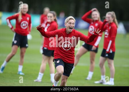 Pontypridd, Regno Unito. 20 Ott 2020. Jess Fishlock del Galles che si gode l'allenamento. Qualifica UEFA Women's Euro 2022, sessione di allenamento della squadra femminile di calcio del Galles presso l'USW Sports Park di Treforest. Pontypridd, Galles del Sud martedì 20 ottobre 2020. La squadra si prepara per le prossime partite contro le Isole Faroe e la Norvegia. PIC di Andrew Orchard/Alamy Live News Foto Stock