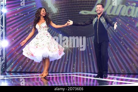 La Viscountess Emma Weymouth (a sinistra) e Chris Ramsey partecipano al lancio di Strictly come Dancing presso il TV Center di Londra Foto Stock