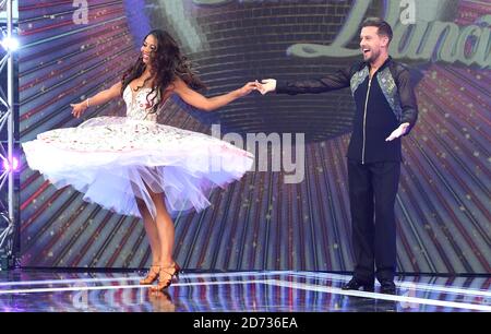 La Viscountess Emma Weymouth (a sinistra) e Chris Ramsey partecipano al lancio di Strictly come Dancing presso il TV Center di Londra Foto Stock