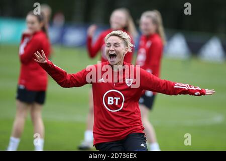 Pontypridd, Regno Unito. 20 Ott 2020. Jess Fishlock del Galles che si gode l'allenamento. Qualifica UEFA Women's Euro 2022, sessione di allenamento della squadra femminile di calcio del Galles presso l'USW Sports Park di Treforest. Pontypridd, Galles del Sud martedì 20 ottobre 2020. La squadra si prepara per le prossime partite contro le Isole Faroe e la Norvegia. PIC di Andrew Orchard/Alamy Live News Foto Stock