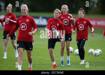 Pontypridd, Regno Unito. 20 Ott 2020. Jess Fishlock del Galles (c) durante l'allenamento. Qualifica UEFA Women's Euro 2022, sessione di allenamento della squadra femminile di calcio del Galles presso l'USW Sports Park di Treforest. Pontypridd, Galles del Sud martedì 20 ottobre 2020. La squadra si prepara per le prossime partite contro le Isole Faroe e la Norvegia. PIC di Andrew Orchard/Alamy Live News Foto Stock
