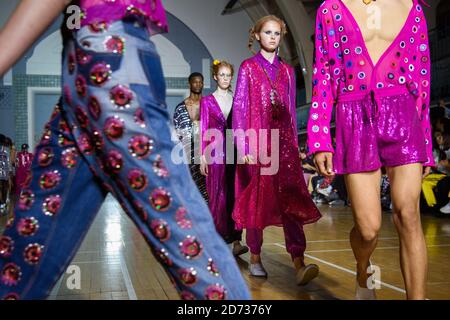 Un modello sulla passerella durante la sfilata Ashish durante la Primavera/Estate 2020 London Fashion Week, alla Seymour Hall, Londra. Data dell'immagine: Domenica 15 settembre 2019. Il credito fotografico dovrebbe essere: Matt Crossick/Empics Foto Stock