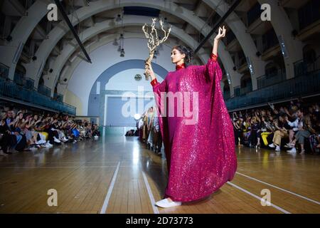 Un modello sulla passerella durante la sfilata Ashish durante la Primavera/Estate 2020 London Fashion Week, alla Seymour Hall, Londra. Data dell'immagine: Domenica 15 settembre 2019. Il credito fotografico dovrebbe essere: Matt Crossick/Empics Foto Stock