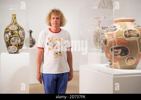 L'artista Grayson Perry ha ritratto con molte delle sue opere in ceramica, alla Victoria Miro Gallery di Mayfair, Londra. La mostra personale "Grayson Perry: Super Rich Interior Decoration" si terrà in galleria fino al 20 dicembre. Data immagine: Martedì 24 settembre 2019. Il credito fotografico dovrebbe essere: Matt Crossick/Empics Foto Stock