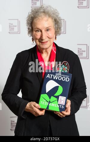 L'autore Margaret Atwood partecipa a una fotocellula per gli autori della shortlisted 2019 del Premio Booker, presso il centro South Bank di Londra. Data immagine: Domenica 13 ottobre 2019. Il credito fotografico dovrebbe essere: Matt Crossick/Empics Foto Stock