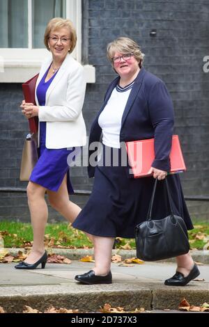 Il segretario al commercio Andrea Leadsom (a sinistra) e il segretario al lavoro e alle pensioni Therese Coffey arrivano per una riunione di gabinetto a Downing Street, Londra. Data immagine: Martedì 29 ottobre 2019. Il credito fotografico dovrebbe essere: Matt Crossick/Empics Foto Stock