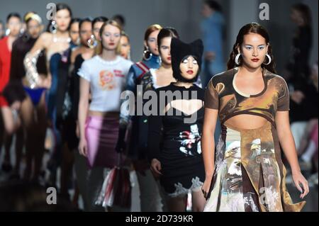 Modelli sulla passerella durante lo spettacolo Mimi Wade alla London Fashion Week Febbraio 2020, presso la Truman Brewery di Londra. Data immagine: Sabato 15 febbraio 2020. Il credito fotografico dovrebbe essere: Matt Crossick/Empics Foto Stock