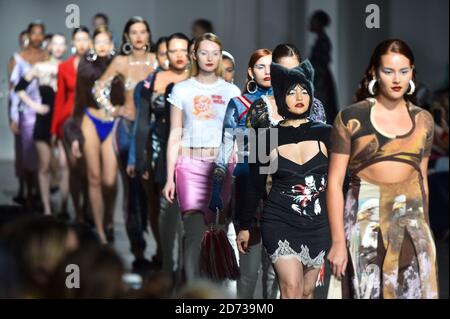 Modelli sulla passerella durante lo spettacolo Mimi Wade alla London Fashion Week Febbraio 2020, presso la Truman Brewery di Londra. Data immagine: Sabato 15 febbraio 2020. Il credito fotografico dovrebbe essere: Matt Crossick/Empics Foto Stock