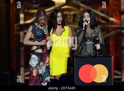 Jorja Smith ed Ellie Goulding in scena al Brit Awards 2020 all'O2 Arena di Londra Foto Stock