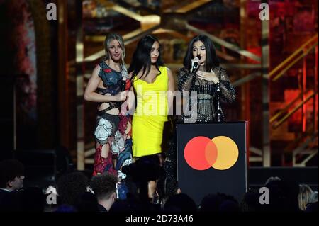 Jorja Smith ed Ellie Goulding in scena al Brit Awards 2020 all'O2 Arena di Londra Foto Stock