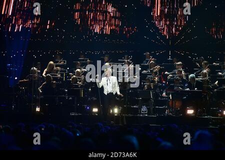 Rod Stewart sul palco del Brit Awards 2020 all'O2 Arena di Londra Foto Stock