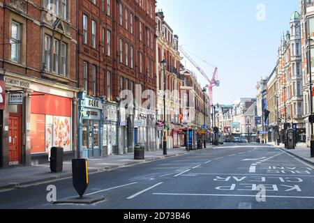 Un vuoto Shaftesbury Avenue, Londra, mentre il Regno Unito continua a bloccarsi per aiutare a frenare la diffusione del coronavirus. Data immagine: Giovedì 9 aprile 2020. Il credito fotografico dovrebbe essere: Matt Crossick/Empics Foto Stock