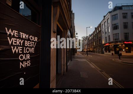 Bar e ristoranti chiusi e strade vuote il sabato sera a Soho, Londra, mentre il Regno Unito continua le sue misure di blocco per frenare la diffusione di Coronavirus. La zona è di solito uno dei più trafficate centri della vita notturna della città. Data immagine: Sabato 26 aprile 2020. Il credito fotografico dovrebbe essere: Matt Crossick/Empics Foto Stock