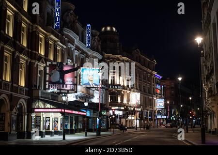 Chiuso i teatri il sabato sera su Shaftesbury Avenue, Londra, mentre il Regno Unito continua le sue misure di blocco per frenare la diffusione di Coronavirus. La zona è di solito uno dei più trafficate centri della vita notturna della città. Data immagine: Sabato 26 aprile 2020. Il credito fotografico dovrebbe essere: Matt Crossick/Empics Foto Stock