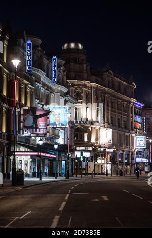 Chiuso i teatri il sabato sera su Shaftesbury Avenue, Londra, mentre il Regno Unito continua le sue misure di blocco per frenare la diffusione di Coronavirus. La zona è di solito uno dei più trafficate centri della vita notturna della città. Data immagine: Sabato 26 aprile 2020. Il credito fotografico dovrebbe essere: Matt Crossick/Empics Foto Stock