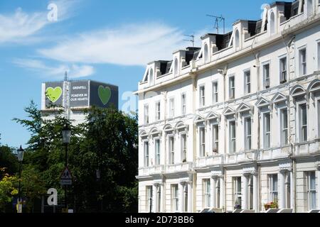 Vista generale dei resti della Torre di Grenfell nella parte ovest di Londra. Domani ricorre il triennio di un incendio nel blocco della torre, che ha ucciso almeno 72 persone. Data immagine: Sabato 13 giugno 2020. Il credito fotografico dovrebbe essere: Matt Crossick/Empics Foto Stock