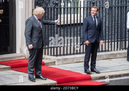Il primo ministro Boris Johnson saluta il presidente francese Emmanuel Macron al numero 10 di Downing Street, Londra, durante la sua visita nel Regno Unito. Data immagine: Giovedì 18 giugno 2020. Il credito fotografico dovrebbe essere: Matt Crossick/Empics Foto Stock