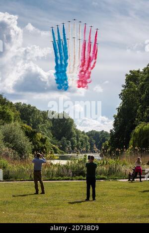 Le frecce rosse e il loro equivalente francese, la Patrouille de France sorvolano St Jamesâ€™s Park, Londra durante una visita del presidente francese Emmanuel Macron. Data dell'immagine: Giovedì 18 giugno 2020. Il credito fotografico dovrebbe essere: Matt Crossick/Empics Foto Stock