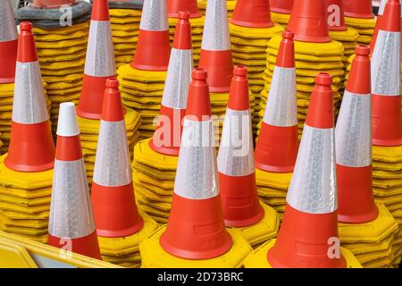 Coni di traffico immagazzinati in un luogo di costruzione nella città di Londra. Data immagine: Mercoledì 5 agosto 2020. Il credito fotografico dovrebbe essere: Matt Crossick/Empics Foto Stock