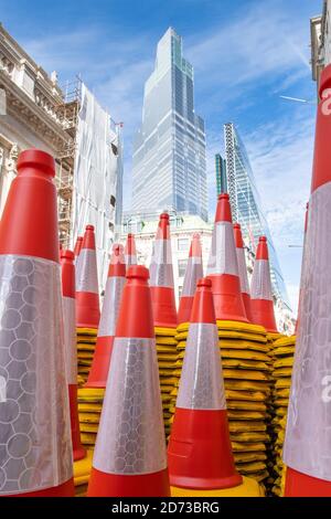 Coni di traffico immagazzinati in un luogo di costruzione nella città di Londra. Data immagine: Mercoledì 5 agosto 2020. Il credito fotografico dovrebbe essere: Matt Crossick/Empics Foto Stock